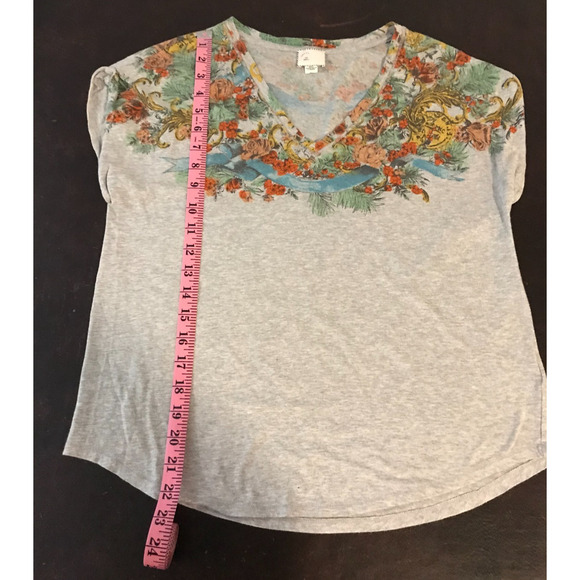 Anthropologie Postmark Gray Floral Print V-Neck Tee - Size Small - Picture 5 of 8